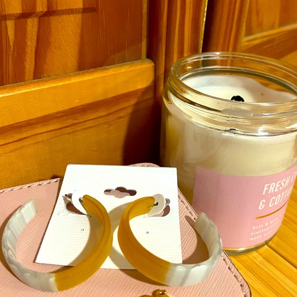 Moda Clothing Acrylic Cuff Hoop Earrings - Picture 2 of 2